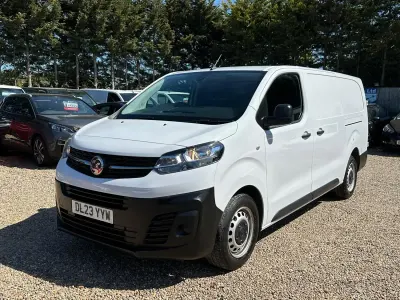 Second-hand Vauxhall Vivaro S 100 CP (73 kW) 2023 Alb Monovolum