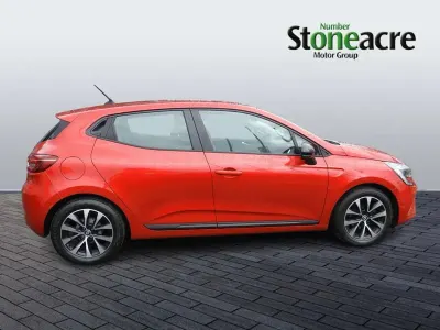 Używany Renault Clio V Evolution 90 KM (66 kW) 2023 Czerwony Hatchback