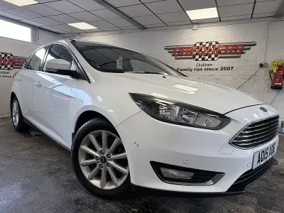Begagnad Ford Focus Titanium 125 HK (91 kW) 2015 Vit Halvkombi