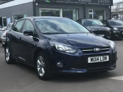 Usado Ford Focus Zetec 125 HP (91 kW) 2014 Azul Citadino
