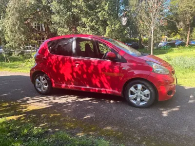 Usado Toyota Aygo 68 CV (50 kW) 2011 Rojo Utilitario