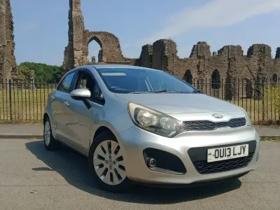 Used Kia Rio 107 HP (78 kW) 2013 Silver Hatchback