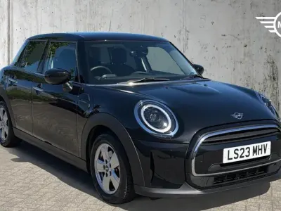 Begagnad Mini Cooper Classic 134 HK (98 kW) 2023 Svart Halvkombi