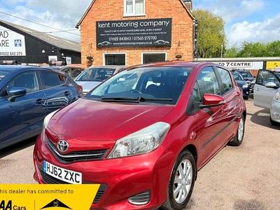 Begagnad Toyota Yaris 101 HK (74 kW) 2012 Röd Halvkombi