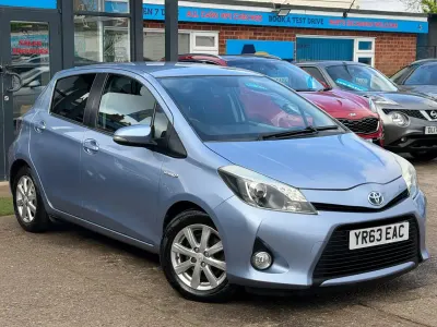 Usata Toyota Yaris Hybrid T4 101 CV (74 kW) 2013 Blu Utilitaria