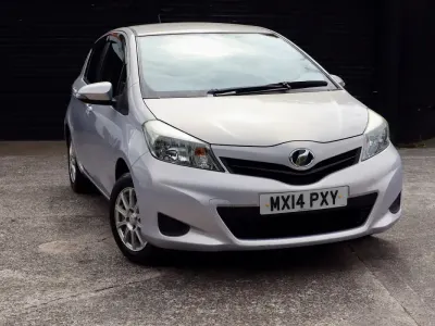 Used Toyota Yaris 99 HP (72 kW) 2014 Silver Hatchback