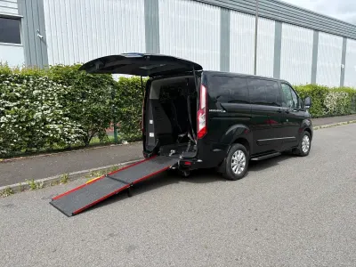 Usado Ford Tourneo Titanium 130 HP (95 kW) 2019 Preto Monovolume
