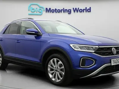 Usado VW T-Roc Match 116 HP (85 kW) 2025 Azul SUV