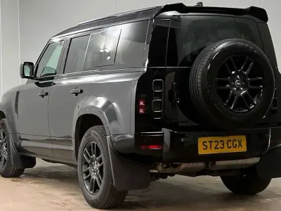 Usado Land Rover Defender Dynamic 296 HP (217 kW) 2023 Preto SUV