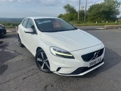 Używany Volvo V40 R-Design 120 KM (88 kW) 2016 Biały Hatchback