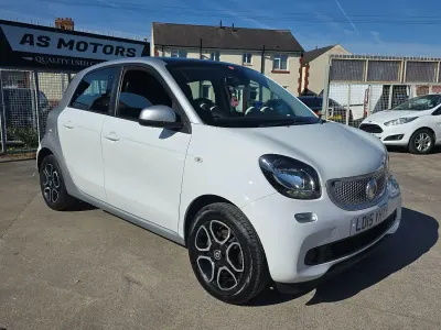 Used Smart ForFour Prime 90 HP (66 kW) 2015 White Hatchback