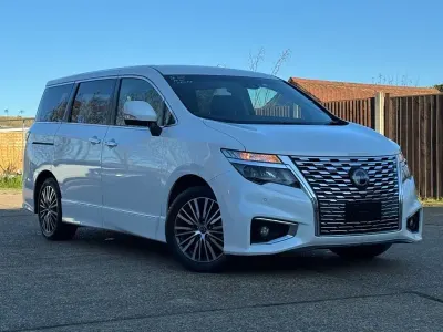 Usado Nissan Elgrand Premium Edition 2023 Blanco Monovolumen