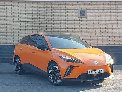 Begagnad MG MG4 EV Trophy 149 kW (203 HK) 2023 Orange Halvkombi