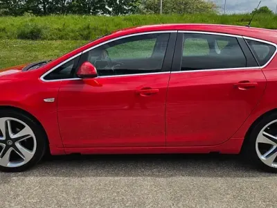 Używany Vauxhall Astra Edition 2015 Czerwony Hatchback