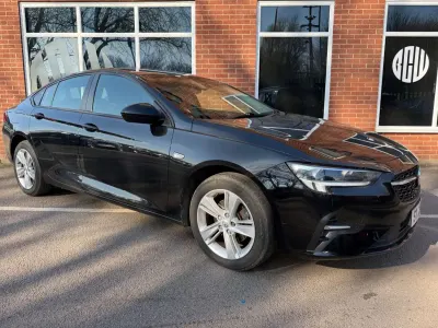Begagnad Vauxhall Insignia 2020 Svart Halvkombi