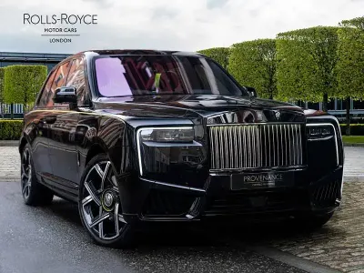 Usado Rolls Royce Cullinan 571 HP (419 kW) 2025 Preto SUV