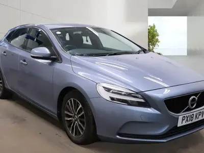 Begagnad Volvo V40 Momentum 120 HK (88 kW) 2018 Blå Halvkombi