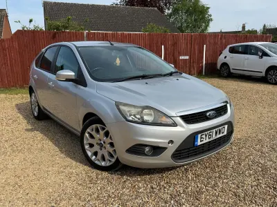 Usado Ford Focus Zetec 110 HP (80 kW) 2011 Prateado Citadino