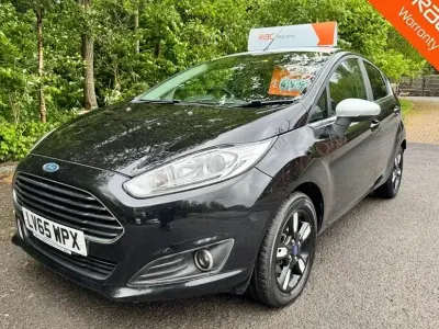 Begagnad Ford Fiesta Zetec 2015 Svart Halvkombi