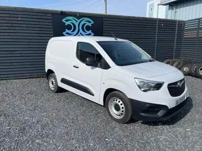 Second-hand Vauxhall Combo 100 CP (73 kW) 2023 Alb Monovolum