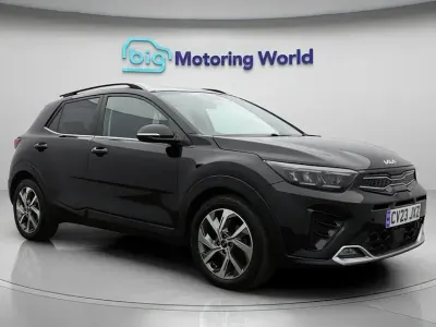 Usado Kia Stonic GT-Line 99 CV (72 kW) 2023 Negro SUV