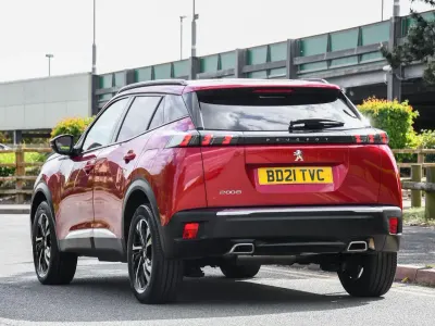 Używany Peugeot 2008 Allure Premium 129 KM (94 kW) 2021 Czerwony SUV