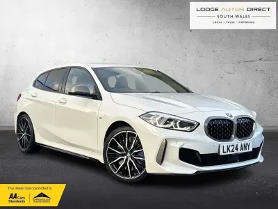 Begagnad BMW M135 Comfort Edition 302 HK (222 kW) 2024 Vit Halvkombi