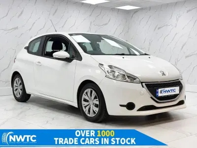 Used Peugeot 208 Access 70 HP (51 kW) 2015 White Hatchback