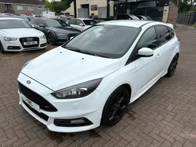 Used Ford Focus ST 250 HP (183 kW) 2015 White Hatchback