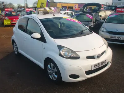 Used Toyota Aygo 68 HP (50 kW) 2011 White Hatchback