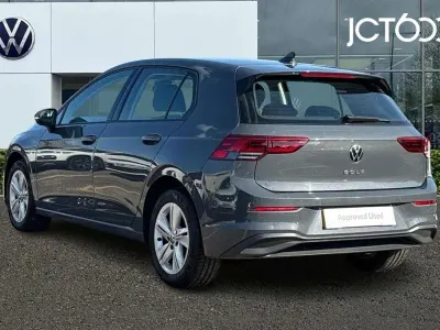 Używany VW Golf VIII Life 130 KM (95 kW) 2022 Szary Hatchback