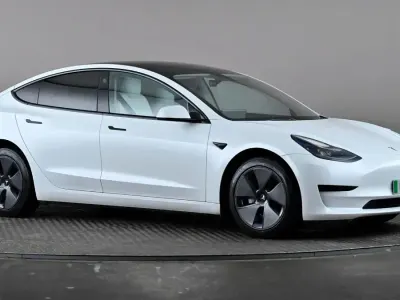 Używany Tesla Model 3 Standard Range 180 kW (245 KM) 2022 Biały Sedan/Limuzyna
