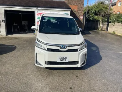 Usado Toyota Noah 2026 Blanco Monovolumen