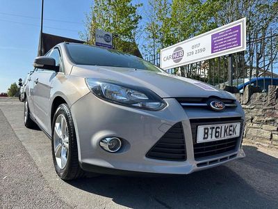 Begagnad Ford Focus Zetec 105 HK (77 kW) 2012 Silver Halvkombi