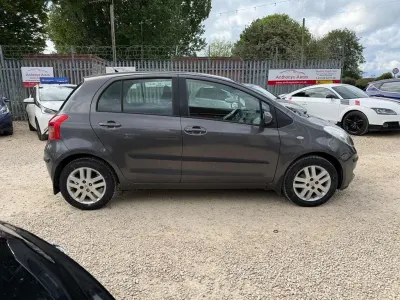 Używany Toyota Yaris 85 KM (62 kW) 2007 Szary Hatchback