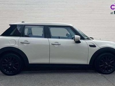 Używany Mini Cooper Classic 136 KM (100 kW) 2021 Biały Hatchback