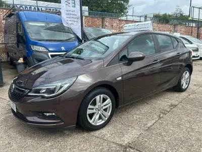 Usado Vauxhall Astra Design Edition 2018 Castanho Citadino