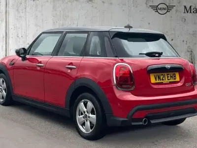 Begagnad Mini Cooper Classic 136 HK (100 kW) 2021 Röd Halvkombi