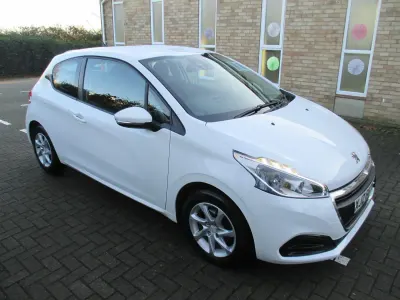Used Peugeot 208 Active 68 HP (50 kW) 2015 White Hatchback