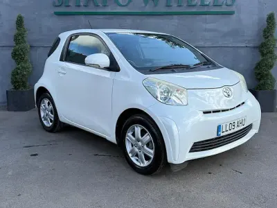 Used Toyota iQ 69 HP (50 kW) 2009 White Hatchback