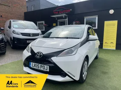 Usado Toyota Aygo X-play 69 HP (50 kW) 2015 Branco Citadino