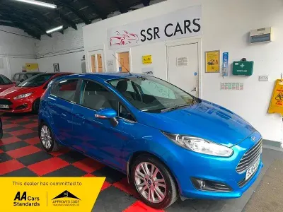 Używany Ford Fiesta Zetec 100 KM (73 kW) 2014 Niebieski Hatchback