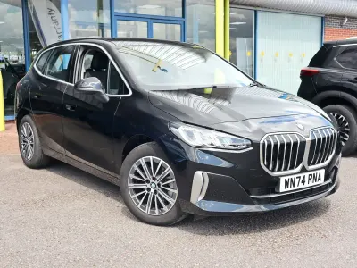 Begagnad BMW 220 Luxury Line 2024 Svart Halvkombi
