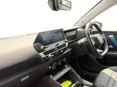 Used Citroën e-C4 Shine 98 kW (134 HP) 2022 White Hatchback