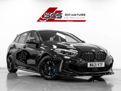 Begagnad BMW M135 Comfort Edition 306 HK (225 kW) 2021 Svart Halvkombi