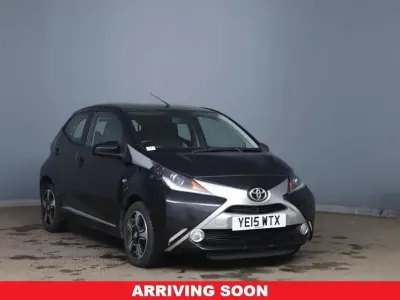 Begagnad Toyota Aygo X-clusiv 68 HK (50 kW) 2015 Svart Halvkombi