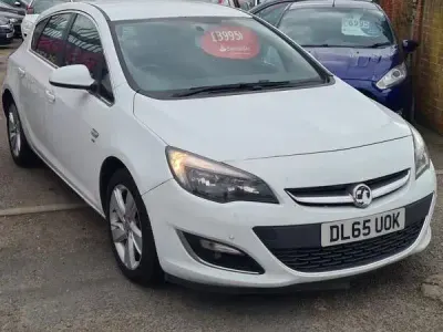 Used Vauxhall Astra SRi 2015 White Hatchback