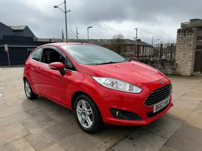 Begagnad Ford Fiesta Zetec 82 HK (60 kW) 2013 Röd Halvkombi