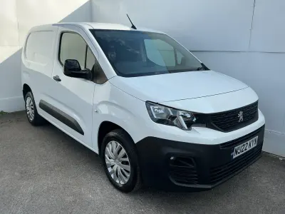 Begagnad Peugeot Partner Premium 2022 Rosa Minibuss