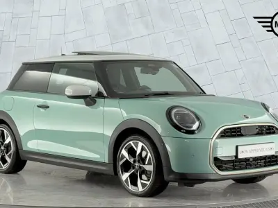 Usado Mini Cooper Hatch 154 HP (113 kW) 2024 Verde Citadino